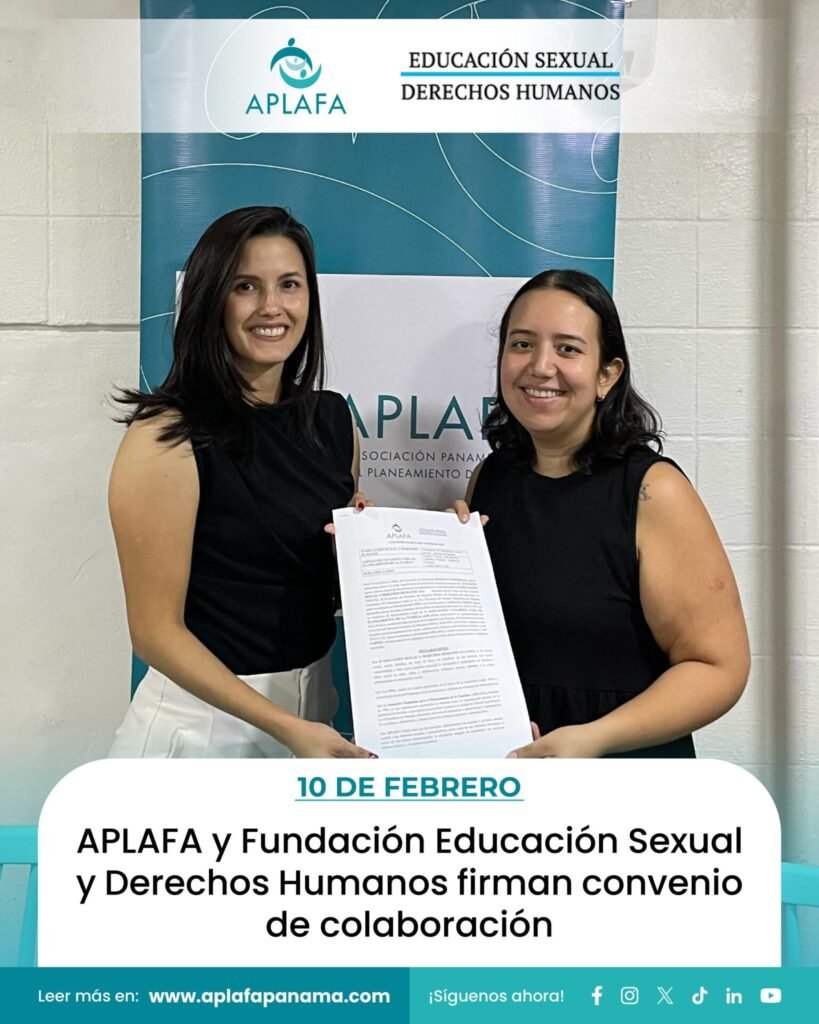 Dos mujeres sonrientes sostienen un documento, con un banner de APLAFA y Educación Sexual Derechos Humanos de fondo, indicando la firma de un convenio.